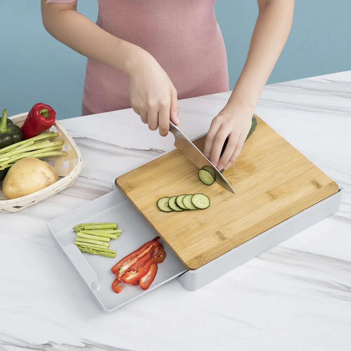 Bamboo Cutting Board with Slide Out Drawer Tray Board Heavy-Duty Chopping Board Wear Resistance Cutting Board with Non-Slip Feet Eco-Friendly Bamboo Cutting Board for Kitchen